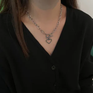 3. Các mẫu vòng cổ choker phong cách mới được yêu thích hiện nay Thị trường vòng cổ choker phong cách mới hiện nay vô cùng đa dạng, đáp ứng mọi gu thời trang. Một trong những mẫu được ưa chuộng nhất là choker dây mảnh kết hợp mặt đá hoặc charm nhỏ, mang đến vẻ tinh tế và dễ phối với nhiều loại trang phục. Đây là lựa chọn hoàn hảo cho những ai yêu thích sự nhẹ nhàng và nữ tính. Đối với những cô nàng cá tính, choker kim loại bản to hoặc thiết kế nhiều lớp là xu hướng nổi bật. Kiểu dáng này không chỉ tạo điểm nhấn mạnh mẽ mà còn giúp outfit trở nên thời thượng hơn. Ngoài ra, choker da kết hợp phong cách vintage cũng đang quay trở lại mạnh mẽ trong giới trẻ. Sự đa dạng về chất liệu và thiết kế khiến vòng cổ choker trở thành món phụ kiện linh hoạt, phù hợp cả phong cách tối giản lẫn nổi bật. - hiện đại